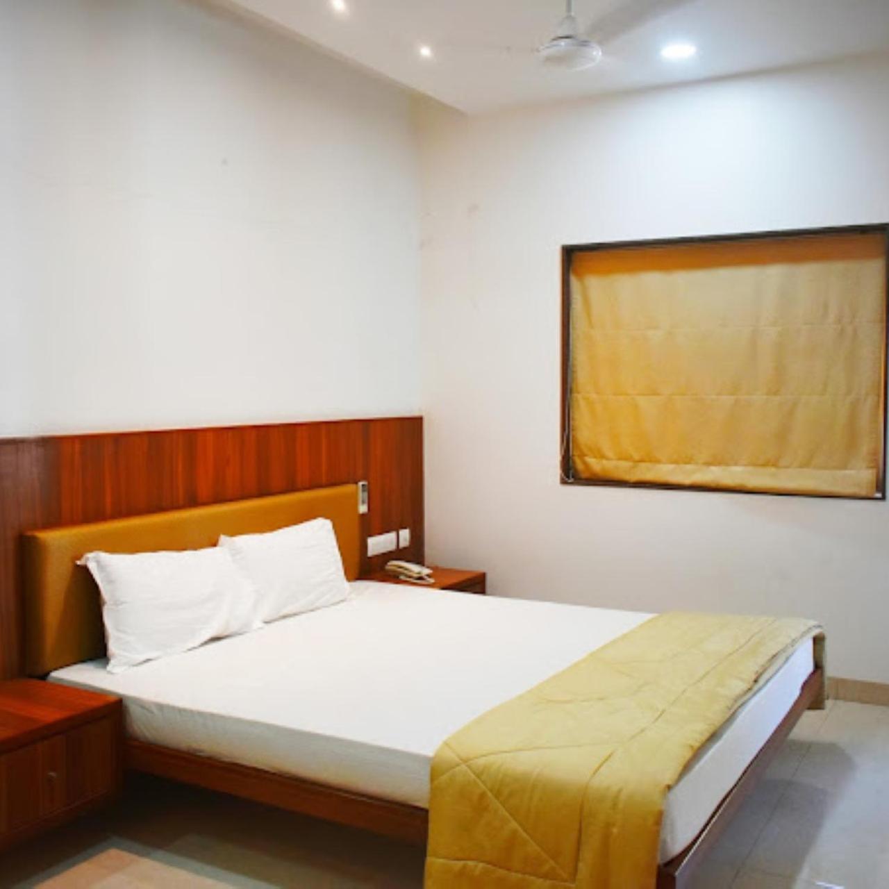 Hotel Anjali Palace ภุช ภายนอก รูปภาพ