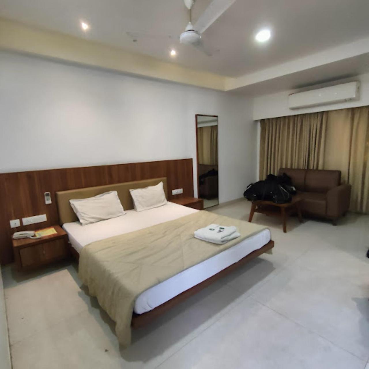 Hotel Anjali Palace ภุช ภายนอก รูปภาพ