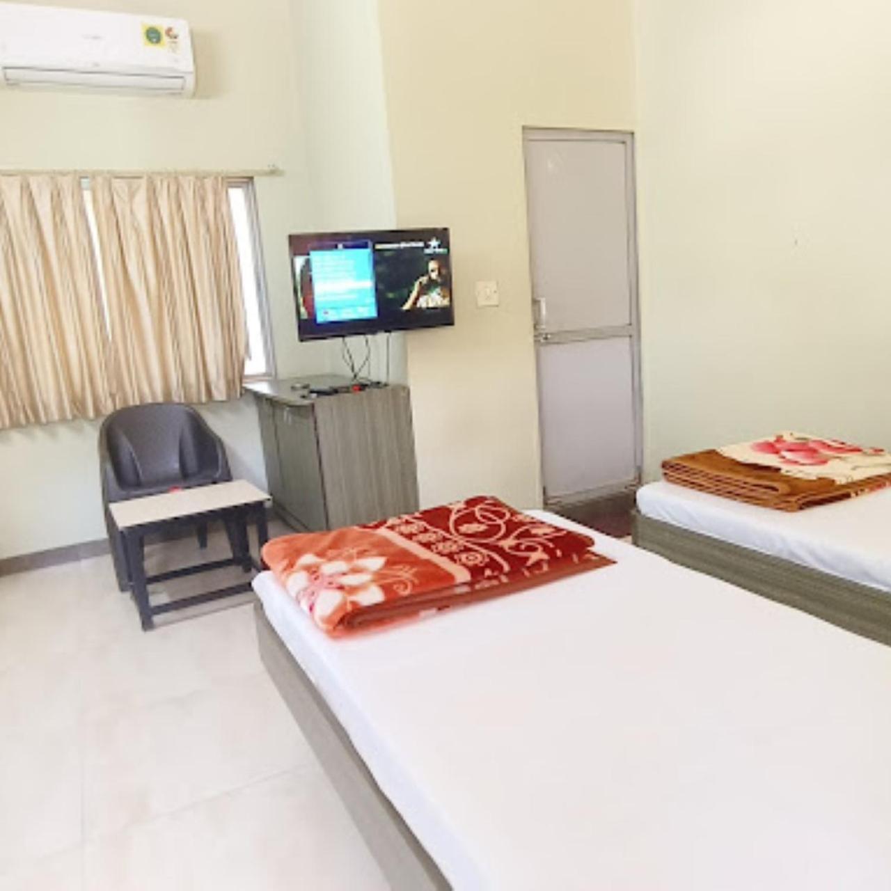 Hotel Anjali Palace ภุช ภายนอก รูปภาพ